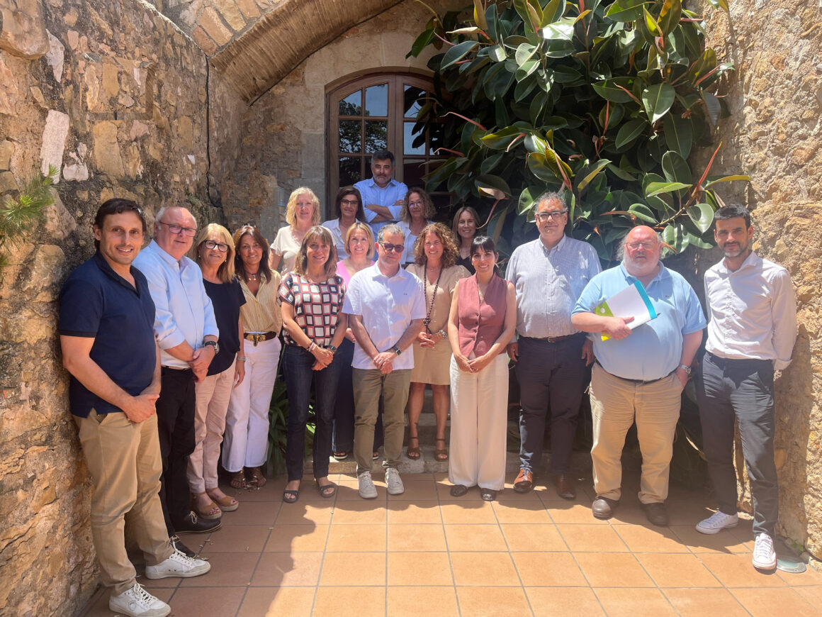 Els ajuntaments de la Costa Brava reclamen revisar el Decret 3/2023 per protegir l’economia dels municipis turístics